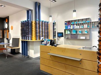 Das Bild zeigt den Kassenbereich unserer Filiale in Frankfurt in der Königsteiner Straße.